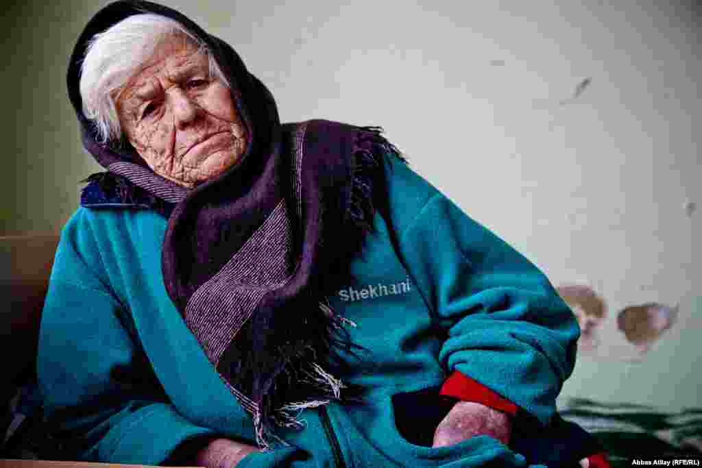 Göygölün Qırxlar kəndində yerləşən Ruhi-Əsəb Dispanserinin yaşlı sakini. Bu yaşlı qadının oturuşundan yaşadığı otağın istiliyini bilmək çətin deyil. 