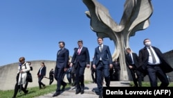 Premierul Croației, Andrej Plenković (s), președintele Zoran Milanović (c) și președintele parlamentului, Gordan Jandroković (d), la monumentul de la Jasenovac, dedicat victimelor ucise în lagărul de concentrare în timpul celui de-al Doilea Război Mondial, 22 aprilie 2020.