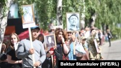 Бишкектеги "Өлбөс полк" акциясынын катышуучулары. 9-май, 2018-жыл. Иллюстрациялык сүрөт.