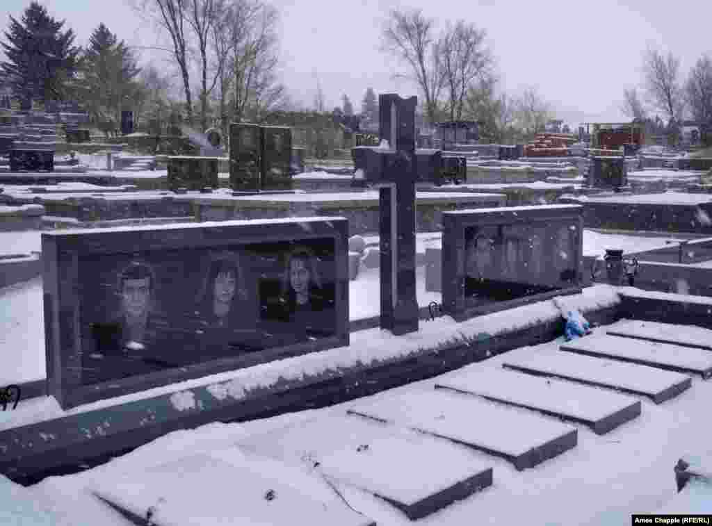 Убитых членов семьи Аветисян похоронили на кладбище на холме в 8 километрах от Гюмри.