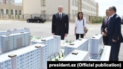 Prezident İ.Əliyev məcburi köçkünlər üçün salınmış "Qobu Park" yaşayış kompleksinin açılışında. 2018