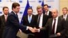 Министры энергетики России и Украины – Александр Новак и Юрий Продан (на первом плане) – после подписания газовых соглашений в Брюсселе (30 октября 2014 года)