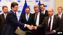 Ministrul rus al energiei Aleksandr Novak și omologul său ucrainean Iuri Prodandupă semnarea acordului la Bruxelles