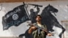 Боец отряда "Свободной Сирийской Армии", поддерживаемой Турцией и США и воюющей против курдов и ИГИЛ, на фоне отбитого у джихадистов здания с их символикой. Город Джараблус, 31 августа