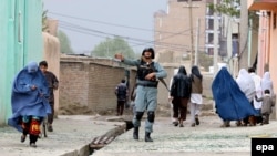 Сотрудники службы безопасности рядом с министерством обороны во время перестрелки с талибами в Кабуле. Афганистан, 19 апреля 2016 года.
