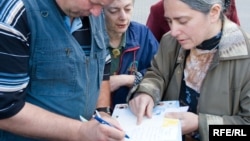 Правозащитники подписывают поздравительные открытки для Валентина Данилова, 2008 