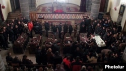 Похороны шести членов семьи, убитых в армянском городе Гюмри