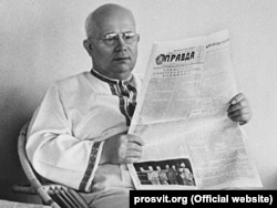 Микита Хрущов в українській вишиванці читає газету «Правда», 1956 рік