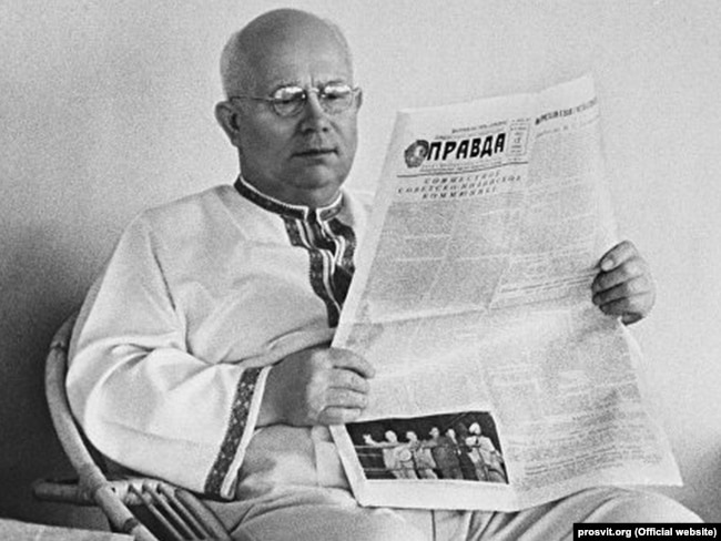 Микита Хрущов в українській вишиванці читає газету «Правда», 1956 рік
