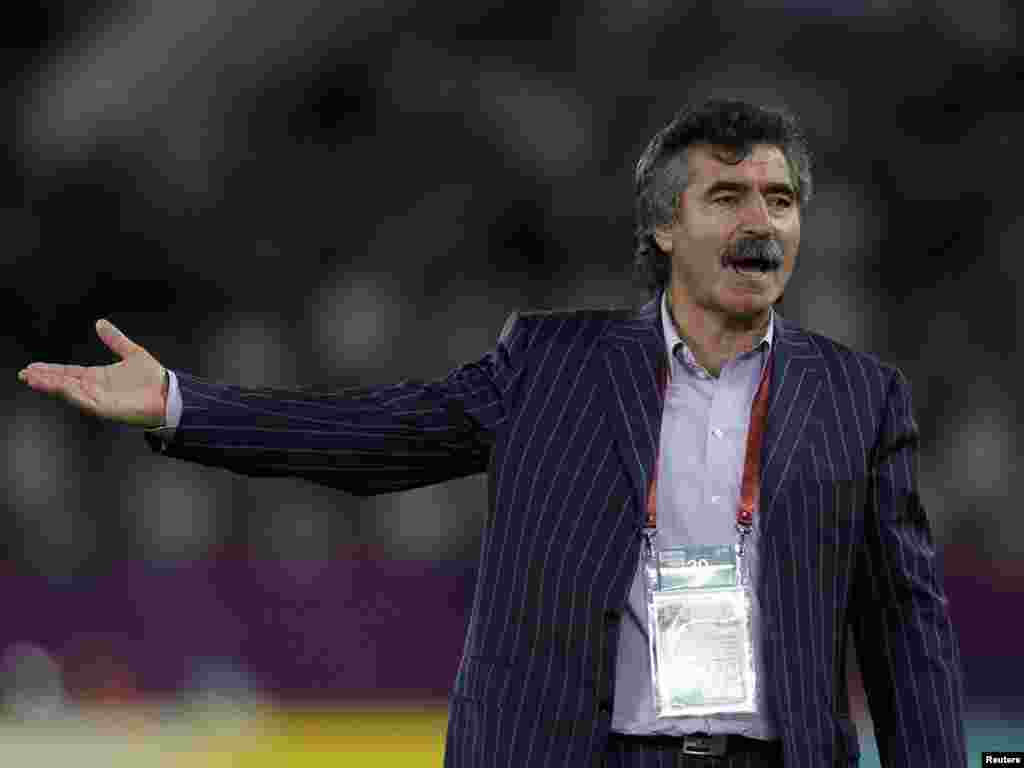 Quatar -- Uzbekistan's coach Vadim Abramov gestures during their 2011 Asian Cup semi-final soccer match against Australia in Doha, 25Jan2011 - Uzbekistan's coach Vadim Abramov gestures during their 2011 Asian Cup semi-final soccer match against Australia at Khalifa stadium in Doha January 25, 2011. REUTERS/Fadi Al-Assaad (QATAR - Tags: SPORT SOCCER)