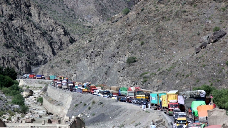 در مسیر شاهراه کابل - جلال آباد یک پُل بدیل ساخته می‌شود
