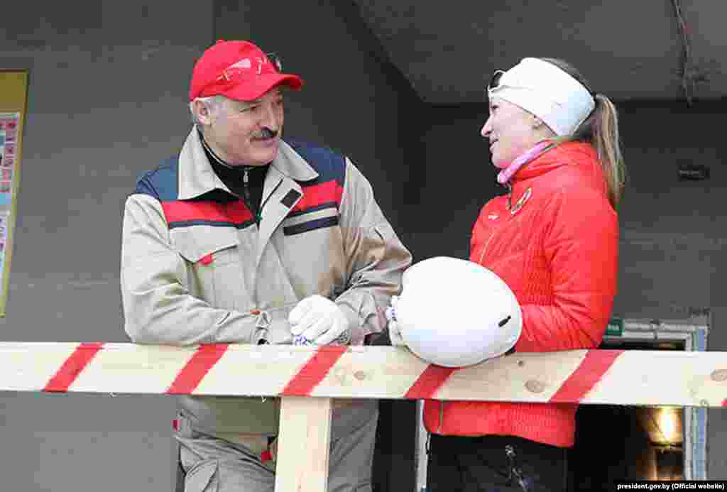 Belorus prezidenti Alyaksandr Lukashenka Olimpiya Çempionu Darya Domracheva ilə birlikdə iməcilikdə olarkən söhbət edir. Minsk 12 aprel 2014 