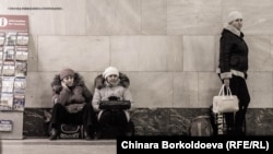 Мигранты из Киргизии в московском метро, 2015 год