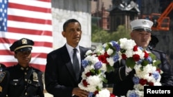 Barack Obama polaže cvijeće na Ground Zero, mjesto srušenog WTC-a, 5. svibanj 2011 