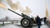 Владимир Путин стреляет из 122-миллиметровой гаубицы Д-30