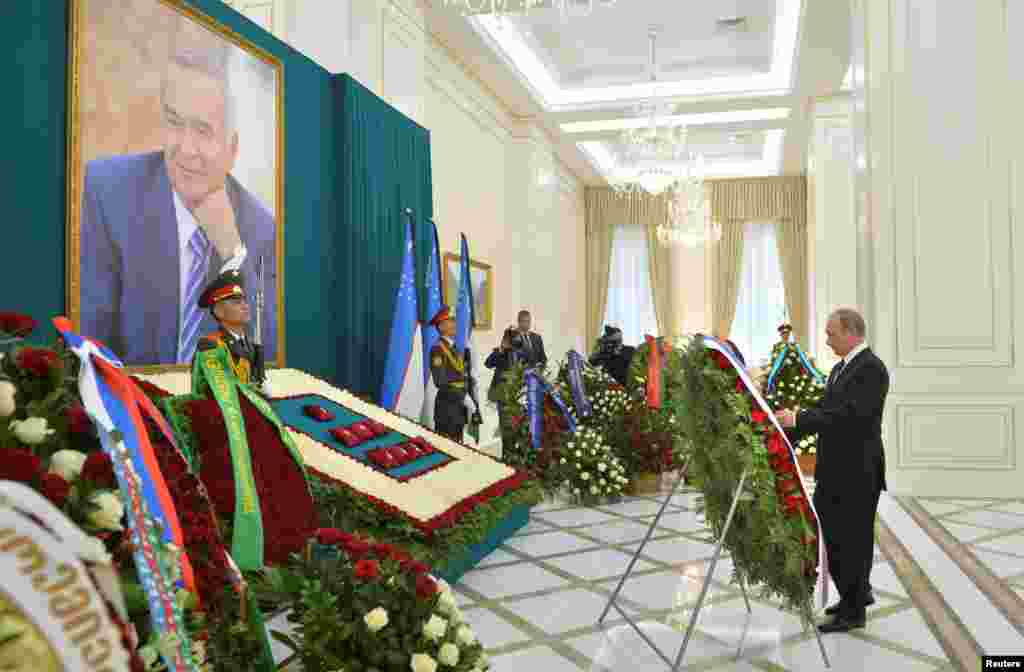 Президент России принял участие в церемонии возложения цветов в память о покойном президенте Исламе Каримове