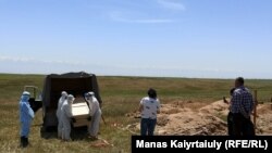 Коронавирустан қайтыс болғандарды жерлеуге арналған зират. Қараой ауылының маңы, Алматы облысы, 25 мамыр 2020 жыл.