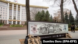 „Bancnota miliardului furat” - o acțiune de protest în fața Parlamentului de la Chișinău