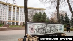 Banconta miliardului furat în fața Parlamentului de la Chișinău, 14 noiembbrie 2019