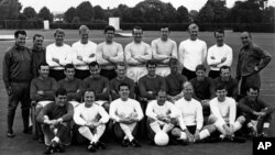 ინგლისის ნაკრები 1966 წლის მსოფლიო ჩემპინიატის წინ (ბობი ჩარლტონი პირველ რიგში, მარჯვნიდან მესამე) 