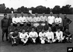 اعضای تیم قهرمان جام جهانی در ۱۹۶۶ که چارلتون در میان آنهاست/ نفر سوم نشسته از راست