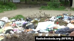 Сміття біля будинку в одному із спальних районів Кадіївки