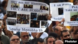 Armenia - People rally in Yerevan in support of opposition gunmen occupying a police station, 29Jul2016.