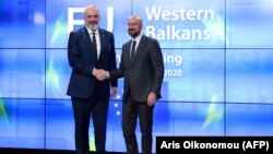 Albanski premijer Edi Rama i predsednik Evropskog Saveta Šarl Mišel (Charles Michel) tokom susreta u Briselu u februaru 2020.
