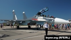 Российский самолет Су-30 на военном аэродроме в Новофедоровке под Саками во время авиа-праздника, июль 2015 года