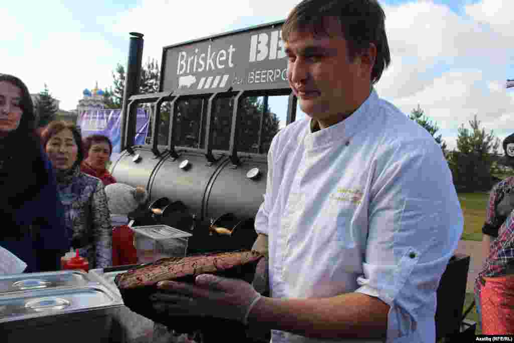 Представили на фестивале копченые мясные изделия...