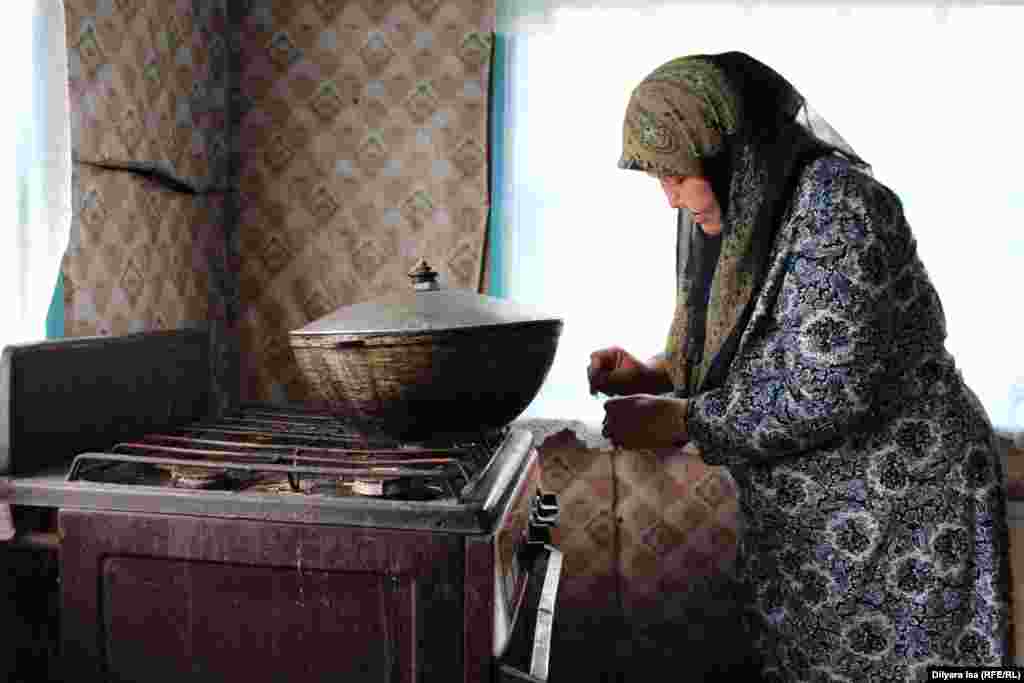 До переезда Ергашевы жили&nbsp;в селе Жарыктобе Сарыагашского района Южно-Казахстанской области.