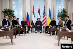 Президент ОАЕ шейх Мохамед бін Заєд аль Нагаян виступає в ролі господаря переговорів України, Росії та США в Абу-Дабі. 23 січня 2026 року. Зараз в Еміратах переговори відбуватись не можуть через війну в Ірані і обстріли Перської затоки