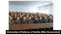 Ruski diplomata Aleksandar Krasij među nastavnicima i polaznicima na usavršavanju u Školi nacionalne odbrane, vojnoškolske ustanove, u Srbiji, 8. novembra 2022.