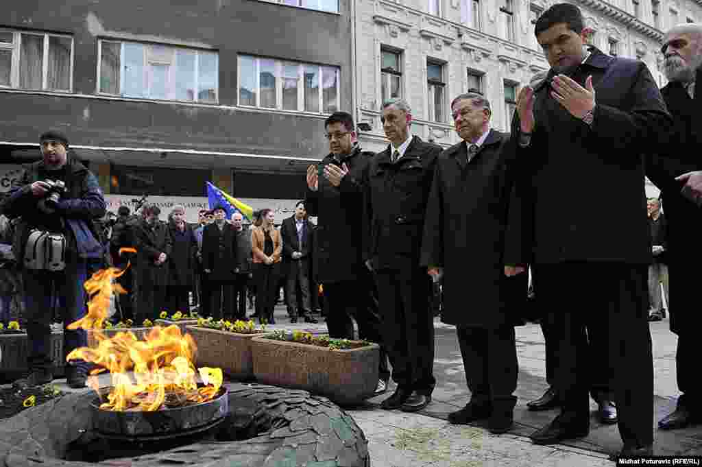 Polaganje cvijeća na spomen-obilježje &quot;Vječna vatra&quot;