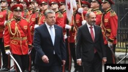 Georgia - Georgian Prime Minister Giorgi Kvirikashvili (L) and his Armenian counterpart Nikol Pashinian inspect a guard of honor before holding talks in Tbilisi, 30 May 2018.