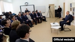 Президент Казахстана Нурсултан Назарбаев (справа) во время встречи с общественностью в Атырау. 6 февраля 2014 года.