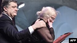 Парашэнка на цырымоніі ўручэньня дзяржаўных узнагарод членам сем’яў Герояў Нябеснай Сотні