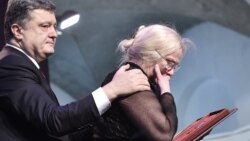 Петр Порошенко передает орден Героя Украины родственнице погибшего на Майдане