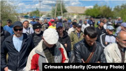 Сотни людей сейчас приехали в село Заветное Советского района Крыма, чтобы выразить соболезнования и поддержать семью Наби Рахимова, убитого силовиками при задержании, 12 мая 2021 года