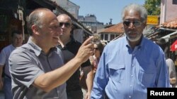 Direktor SFF Mirsad Purivatra i holivudski glumac Morgan Freeman na Baščaršiji, 29. jula 2010