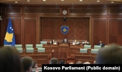 Avni Dehari gjatë udhëheqjes së vazhdimit të seancës konstituive më 8 gusht.