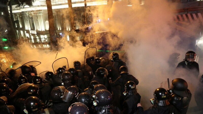 Policija suzavcem pokušala da rastera hiljade demonstranta u Tbilisiju