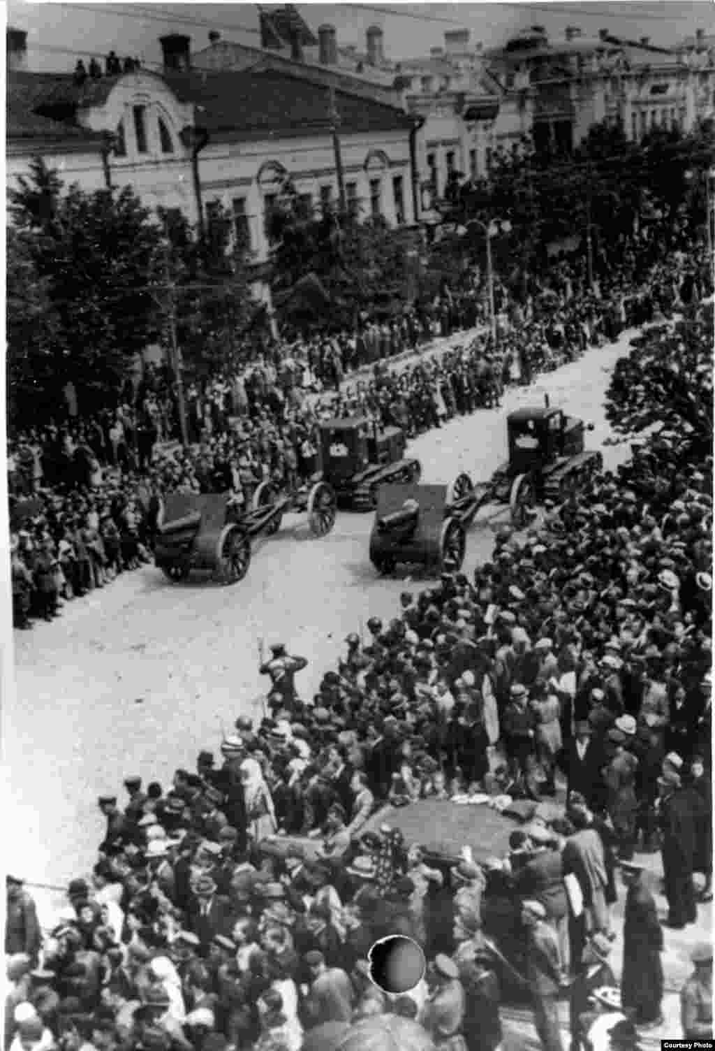 Parada militară sovietică de la 4 iulie 1940, la Chișinău (Source: ANM).