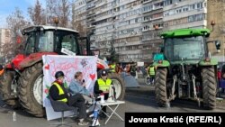 Traktori su 24 sata bili parkirani kod Mosta Sloboda.