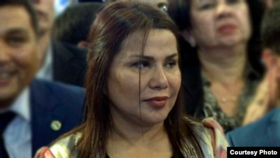 Velosipedda chiroyli dumbalar Qinning kirib borishini kuzatish