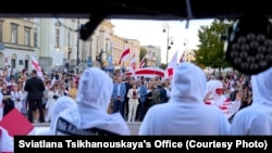 На мітынгу ў цэнтры Варшавы ў гонар Дня годнасьці / салідарнасьці зь Беларусьсю. 9 жніўня 2026 году