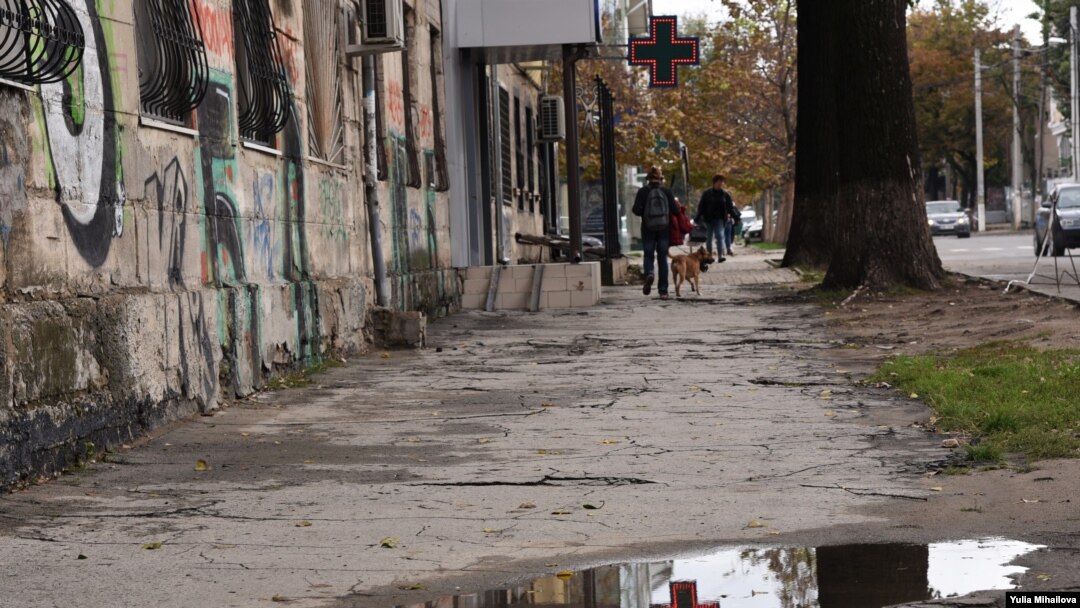 Mare parte din orașele mici și mijlocii din România de-abia adună bani la buget pentru reparația trotuarelor