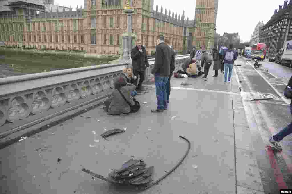 Injured people are assisted on Westminster Bridge.