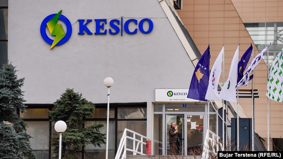 KEK-u, si prodhues shtetëror, ka kontratë furnizimi me KESCO-n për shitjen e energjisë elektrike.