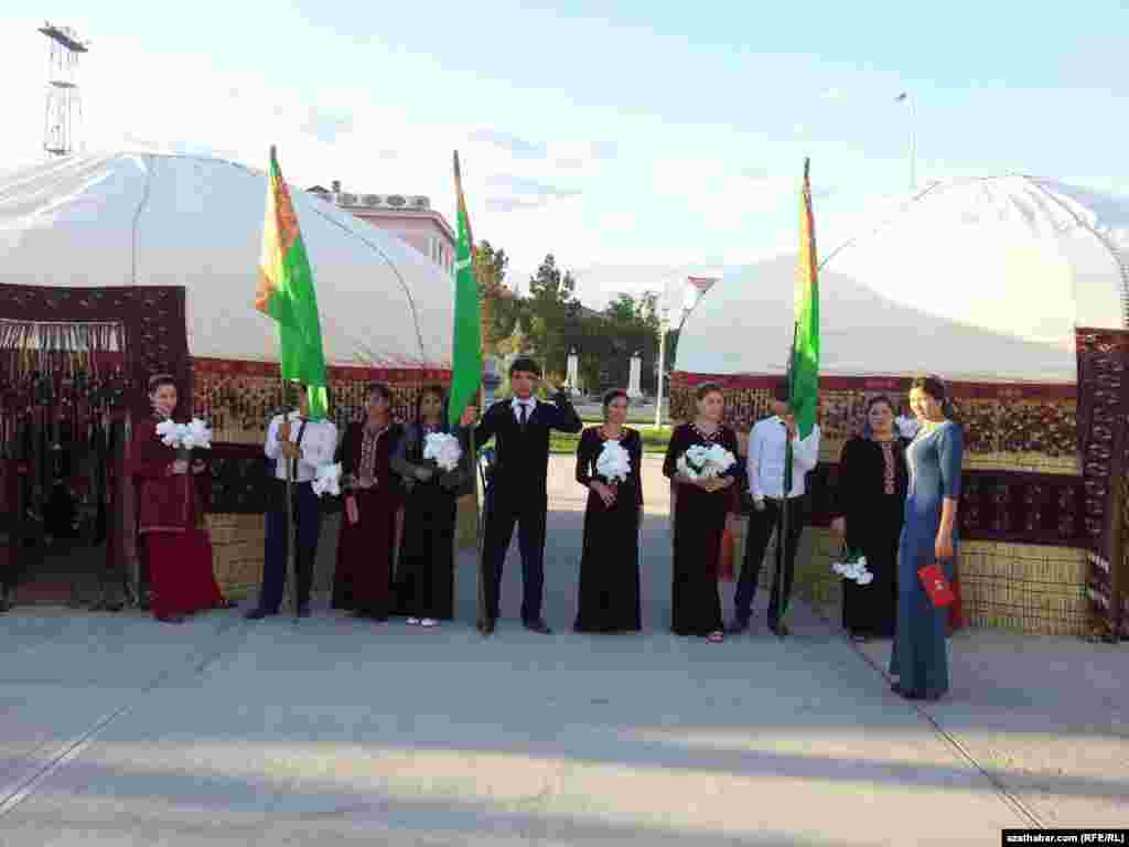 T&uuml;rkmenabat ş&auml;herinde ge&ccedil;irilen Bedew ba&yacute;ramyndan bir pursat